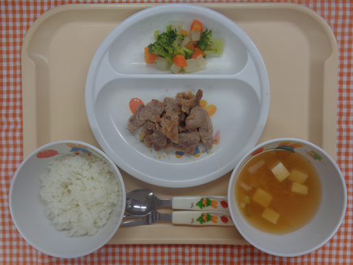 今日の献立
・ごはん
・豚の生姜焼き
・温野菜サラダ
・ねぎ豆腐汁